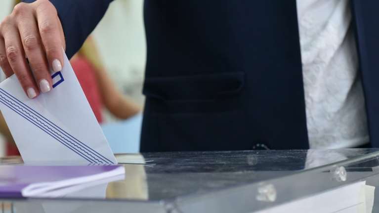 Metron Analysis: Μακριά από αυτοδυναμία η ΝΔ, πρώτη σε δημοτικότητα η Κωνσταντοπούλου - Το 56% θέλει πρόωρες εκλογές