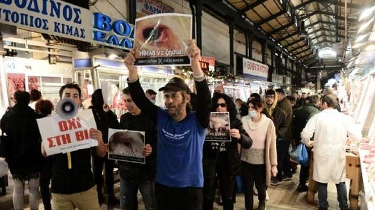 Vegan διαμαρτυρία στη Βαρβάκειο αγορά: Ακτιβιστές φώναξαν συνθήματα ενώ οι Αθηναίοι έκαναν τις τελευταίες αγορές [βίντεο]