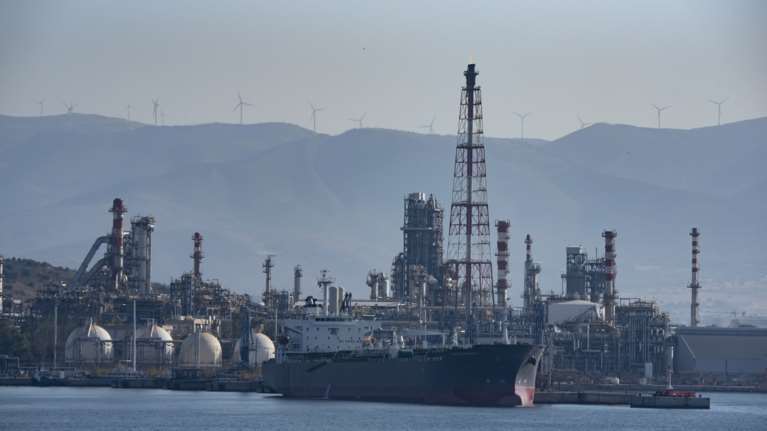 Food pass: Αυτά είναι τα πολύ μεγάλα κέρδη των 2 διυλιστηρίων που θα χρηματοδοτήσουν το μέτρο