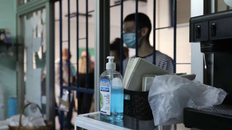 Αυξήσεις και στα κυλικεία των σχολείων - Πόσο θα κοστίζουν τοστ, κουλούρι και νερό [βίντεο]