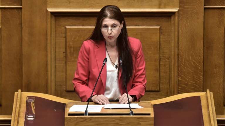 &quot;Μου έδωσε ένα χαστούκι με όση δύναμη είχε&quot; λέει η Αγγελική Δεληκάρη - Ποια είναι η γυναίκα που της επιτέθηκε