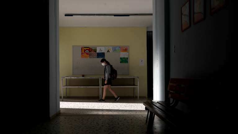 &quot;Έσωσα το παιδάκι μου&quot;: Συγκλονίζει ο πατέρας μαθήτριας που κατήγγειλε τον 48χρονο δάσκαλο [βίντεο]