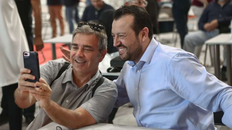 Τα στιγμιότυπα της ΚΕ ΣΥΡΙΖΑ: Οι selfies του Παππά, ο &quot;χαμένος&quot; Τσίπρας, ο Γκλέτσος και ο ήρωας με τις... παντόφλες [Εικόνες]