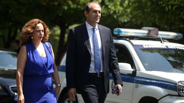 Απόστολος Βεσυρόπουλος: Η πολιτική σταδιοδρομία, ο γάμος, τα δύο του παιδιά και η τελευταία ανάρτηση