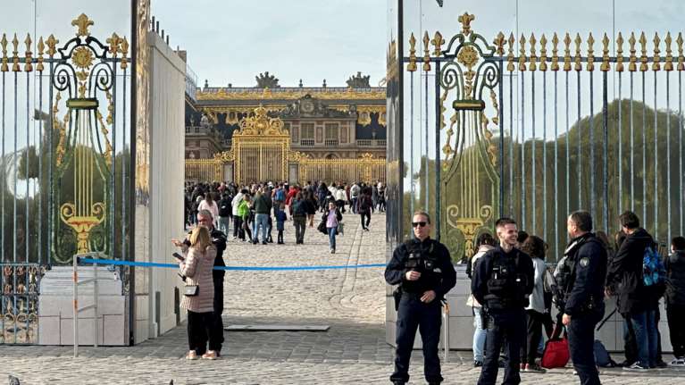 Γαλλία: Νέες απειλές για βόμβες - Εκκενώθηκαν ξανά Βερσαλλίες και αεροδρόμια