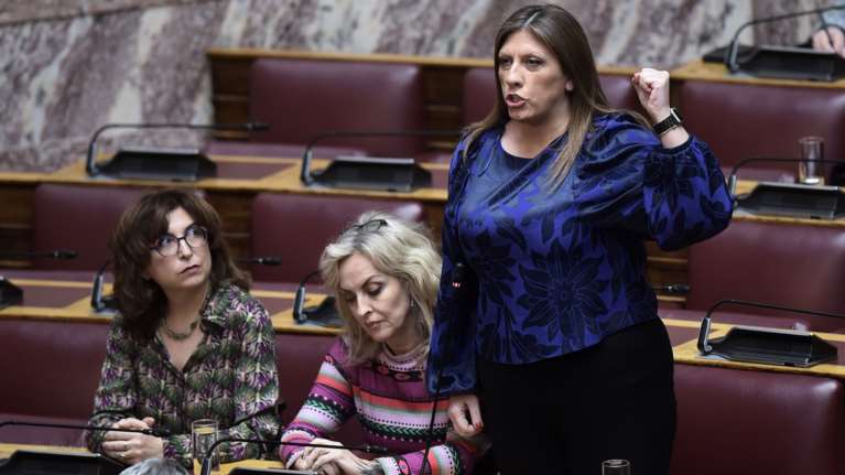 Η Κωνσταντοπούλου ψήφισε &quot;Όχι στη συγκάλυψη&quot; με υψωμένη γροθιά και αποχώρησε από τη Βουλή [εικόνες]
