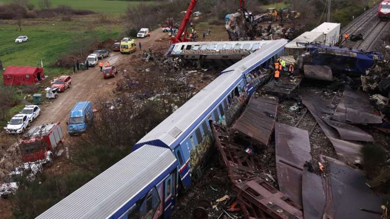 Τέμπη: Συγκλονιστικός πίνακας δείχνει το "ταξίδι στο φως" των συμφοιτητών τους - Ένα έργο των φοιτητών του ΑΠΘ