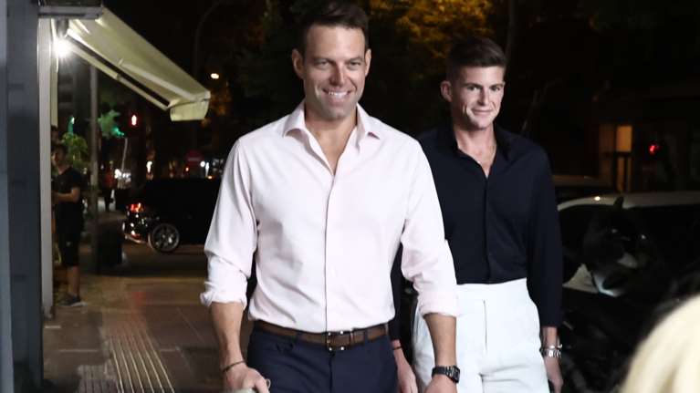 Ολο χαμόγελα στο επιτελείο του Στέφανου Κασσελάκη: Προεξοφλούν νίκη με 10 μονάδες διαφορά