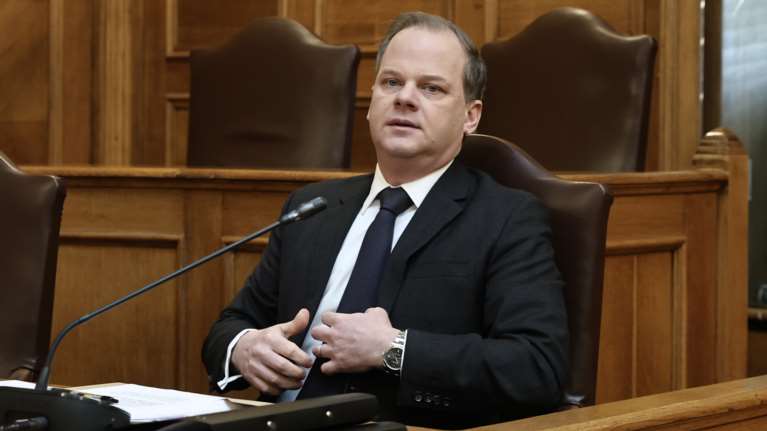 Εξεταστική για τα Τέμπη: "Ο Καραμανλής μας κουνούσε το δάχτυλο - Θα μας ζητήσουν και τα ρέστα" – Οργή συγγενών των θυμάτων [βίντεο]