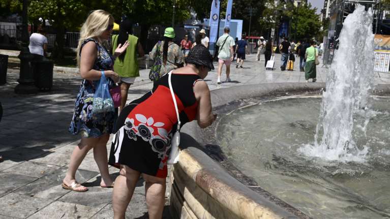 Δήμος Αθηναίων: Όλα τα έκτακτα μέτρα προστασίας από τον καύσωνα - Πού υπάρχουν κλιματιζόμενοι χώροι