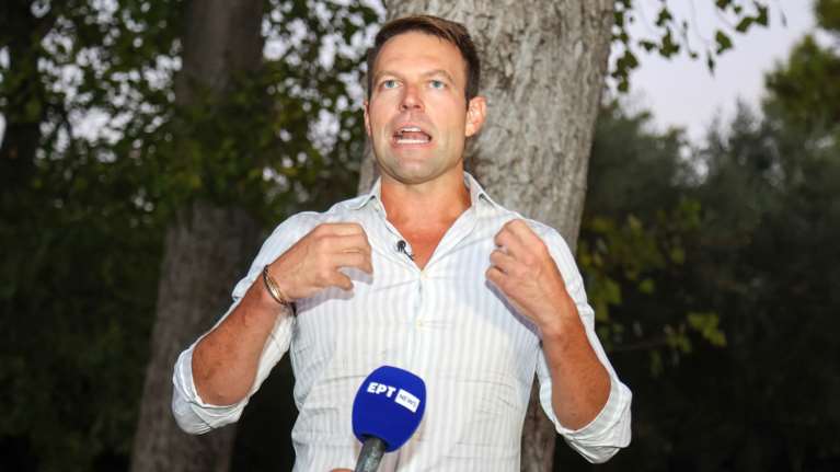 Στέφανος Κασσελάκης: "Αδερφές και παλικάρια..." - Το ομοφοβικό σχόλιο και η αποστομωτική απάντηση [Βίντεο]