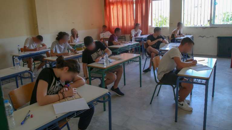 Πανελλαδικές 2025: Το μήνυμα της υπουργού Παιδείας προς τους υποψήφιους - &quot;Κλείστε τα μάτια και ονειρευτείτε...&quot;