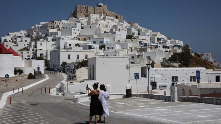 Το ελληνικό νησί &quot;των χιλίων αποχρώσεων του μπλε&quot; που εκθειάζει η Figaro: Σε σχήμα πεταλούδας, χωρίς μαζικό τουρισμό