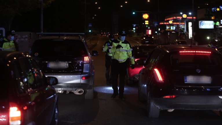 Lockdown: Σαρωτικοί έλεγχοι της ΕΛΑΣ σε Βουλιαγμένης και Μεσογείων - Σταματούν όλα τα οχήματα