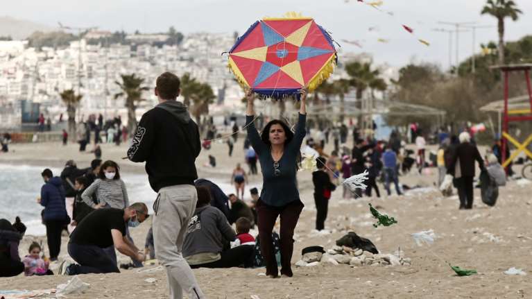 Ο καιρός την Καθαρά Δευτέρα: Καλοκαίρι μέχρι την Παρασκευή - Από Κυριακή δυνατοί νοτιάδες και μεταφορά σκόνης