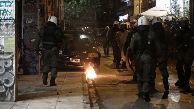 Επεισόδια στα Εξάρχεια: Συνελήφθη ένας 17χρονος - Τραυματίστηκε ένας αστυνομικός