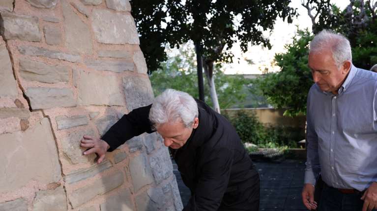 Στις Βούτες ο Ευθύμης Λέκκας για τις ανεξήγητες ρωγμές - &quot;Το φαινόμενο βρίσκεται σε εξέλιξη, μπορεί να επεκταθεί&quot;