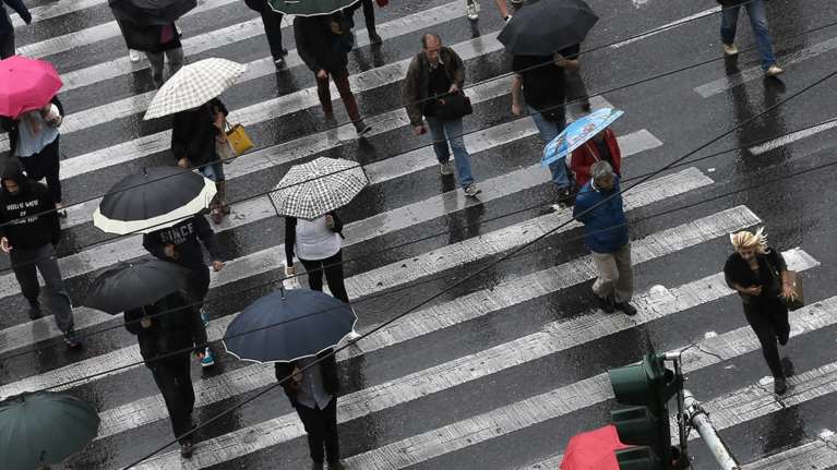 Αγριεύει ο καιρός: Βαρομετρικό χαμηλό φέρνει καταιγίδες, κεραυνούς και χαλάζι - Ο χάρτης με τα έντονα φαινόμενα