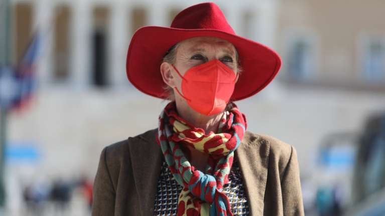 Η Ολλανδή δημοσιογράφος με το κόκκινο καπέλο που έκανε έξαλλο τον Μητσοτάκη, &quot;ψηφίζει&quot; ΑΝΤΑΡΣΥΑ