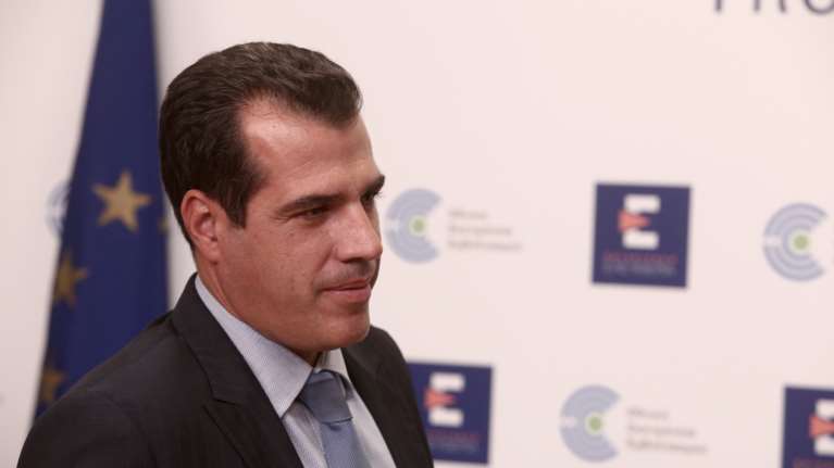 Τέμπη: "Δεν υπάρχει απαγόρευση στους συγγενείς να ανοίξουν το φέρετρο ή να κάνουν νέο τεστ DNA", λέει ο Πλεύρης