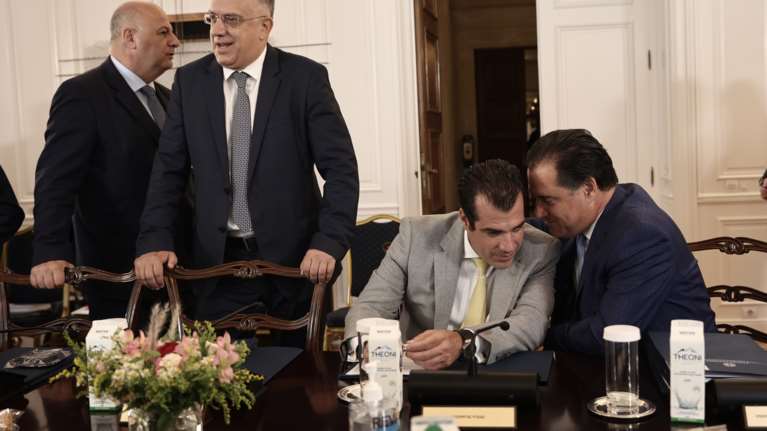 Τι συμβαίνει στην αίθουσα του υπουργικού πριν φθάσει ο Μητσοτάκης - Για πρώτη φορά φωτογραφίες