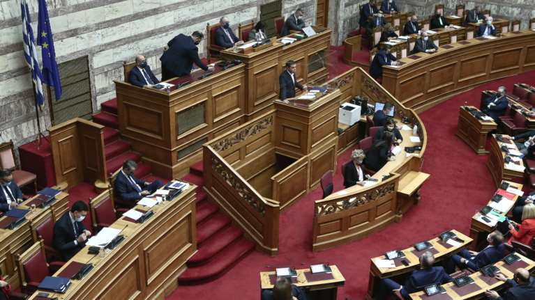 Κορονοϊός: Αγρια κόντρα στη Βουλή μεταξύ κυβέρνησης και ΣΥΡΙΖΑ για την διαχείριση της πανδημίας