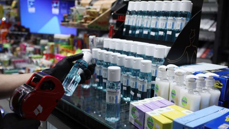 H κατάρρευση των αντισηπτικών από τα ράφια των σούπερ μάρκετ