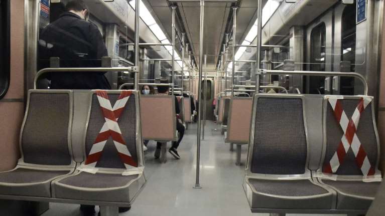 Μέσα μεταφοράς: Πυκνώνουν τα δρομολόγια από Δευτέρα - Υποχρεωτική η χρήση μάσκας