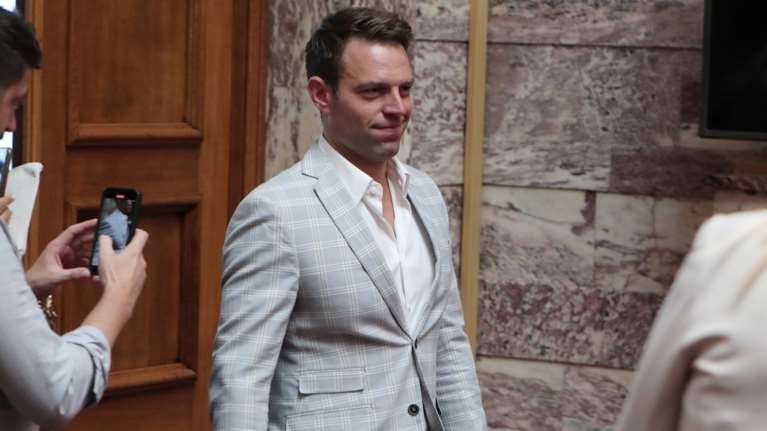 "Δεν θυμάμαι τι έγραφα, ήμουν 24 ετών": Ο Κασσελάκης απαντά για τα παλιά άρθρα για απολύσεις και μειώσεις μισθών