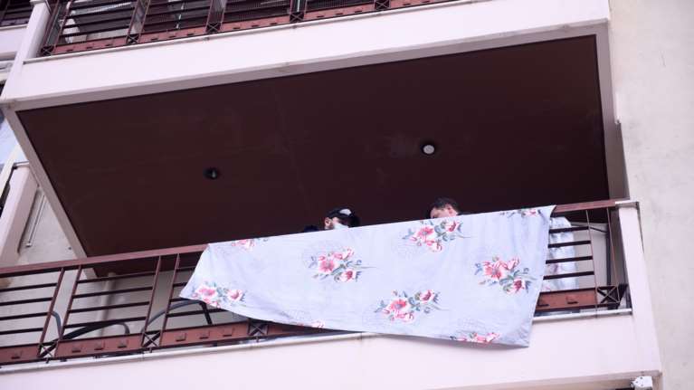 Γυναικοκτονία στη Σίνδο: Η 44χρονη βγήκε στο μπαλκόνι, την τράβηξε μέσα και συνέχισε να τη μαχαιρώνει - Σε σοκ οι δυο κόρες τους