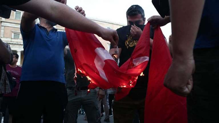 Καταδικάζει το ελληνικό υπουργείο Εξωτερικών το κάψιμο της τουρκικής σημαίας