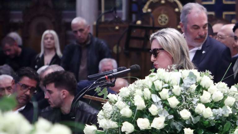 Κηδεία Μίμη Δομάζου: Συγκλόνισε η κόρη του, Πόπη, στον επικήδειο - &quot;Έκανες ξαφνική ντρίμπλα, στρατηγέ, και μας άφησες&quot;