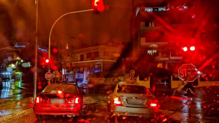 Καιρός: Άνοιξαν οι ουρανοί στην Αττική - Το twitter σχολίασε &quot;το πρώτο ποτό έξω με βροχή&quot;