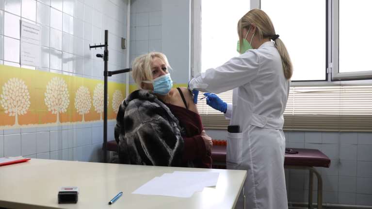 Εμβόλια: Αύριο οι αποφάσεις για την πέμπτη δόση - Ποιους θα αφορά