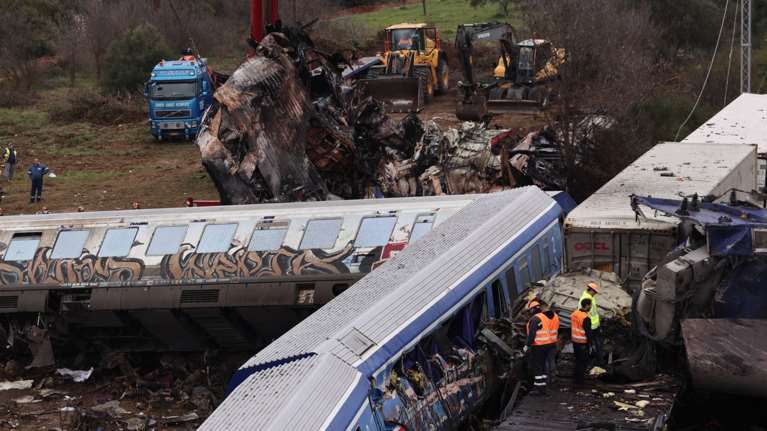 Θυμός για κυβέρνηση και ΜΜΕ μετά την τραγωδία στα Τέμπη - Τι δείχνουν τα ευρήματα των πρώτων δημοσκοπήσεων