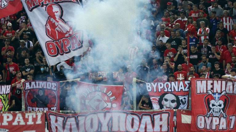 Διακοπή του ντέρμπι Ολυμπιακού - Παναθηναϊκού: Έπεσε κροτίδα στο γήπεδο στο 50&#39; - Στα δικαστήρια θα κριθεί ο αγώνας