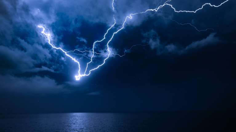 Σκηνικό ανατροπής του καιρού: Έπεσαν 4.700 κεραυνοί - Πτώση της θερμοκρασίας την Κυριακή [χάρτες]