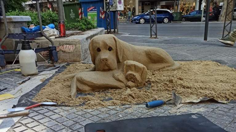 Εκπληκτικό έργο τέχνης από άμμο και νερό - Ο καλλιτέχνης πίσω από το εντυπωσιακό γλυπτό σκύλων