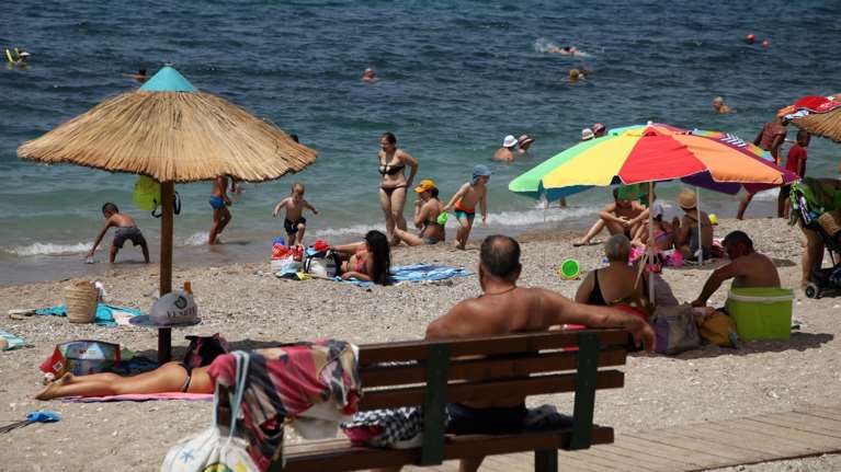 Καιρός για παραλία και σήμερα: Ζέστη και τοπικές καταιγίδες - Μέχρι και 37 βαθμούς η θερμοκρασία
