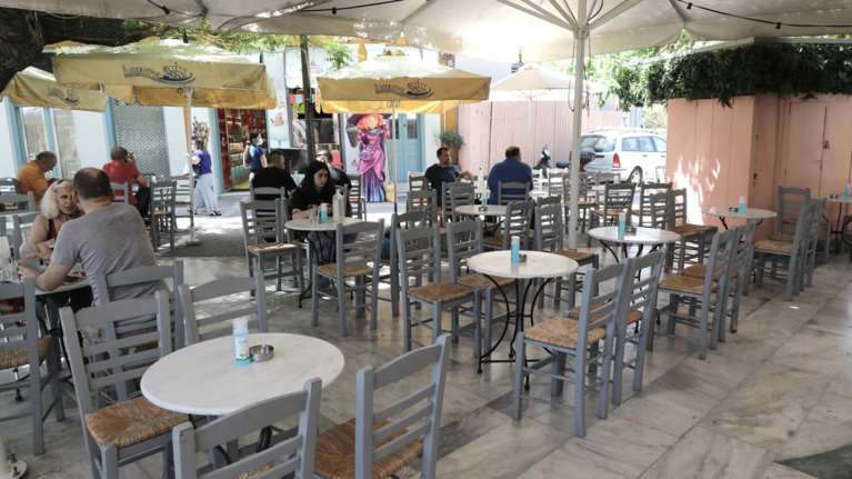 Αλαλούμ με τον ΦΠΑ για χυμούς, αναψυκτικά και ενεργειακά ποτά: Άλλος συντελεστής στο κατάστημα, άλλος αν το πάρεις &quot;πακέτο&quot;