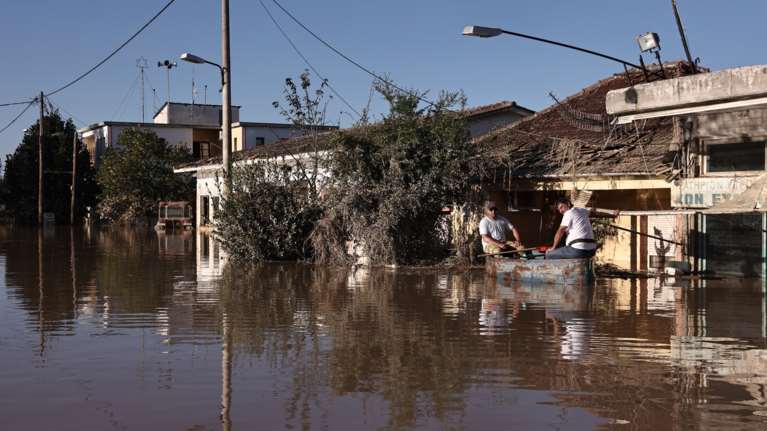 Οι πλημμυροπαθείς της Θεσσαλίας καταγγέλουν πως πληρώνουν τη συμμετοχή τους στα φάρμακα, αν και είχαν εξαιρεθεί