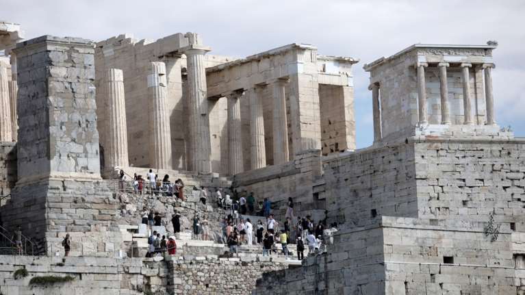 Χειροπέδες σε 26χρονο στην Ακρόπολη: Πήγε να πάρει πέτρες και κομμάτια μαρμάρου ως.. σουβενίρ