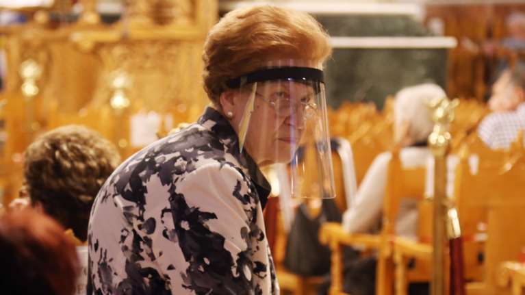 Ανοιγμα εκκλησιών: Αποστάσεις, αντισηπτικά, θεία κοινωνία και αντίδωρο σε σακουλάκι [εικόνες]