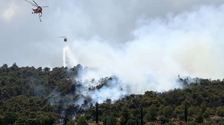 Φωτιά στα Γλυκά Νερά: Οριοθετήθηκε η πυρκαγιά, μήνυμα 112 - Εκκένωση Αμερικανικού Κολεγίου, εκτροπές κυκλοφορίας