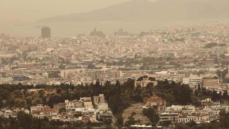Η αφρικανική σκόνη &quot;έπνιξε&quot; την Αθήνα: Απόκοσμο σκηνικό και αποπνικτική ατμόσφαιρα - Πότε &quot;καθαρίζει&quot; ο αέρας [εικόνες]