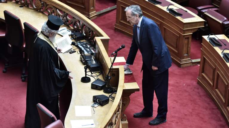 Εκλογές 2023: Γιατί  ο Αντώνης Σαμαράς ορκίστηκε μόνος του, σε άδειο κοινοβούλιο [Εικόνες]