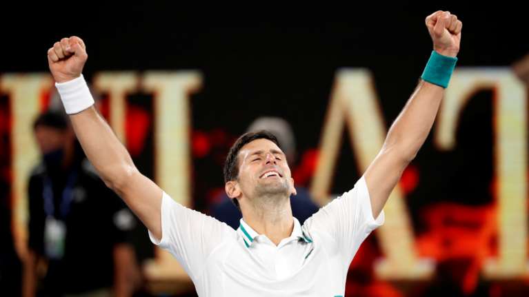 Αυστραλιανό Open: Σήκωσε το τρόπαιο ο Τζόκοβιτς - Εκτός εαυτού ο Μεντβέντεφ, έσπασε τη ρακέτα του