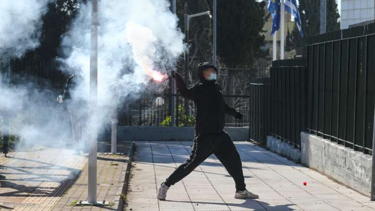 Επεισόδια στο υπουργείο Παιδείας: Πετροπόλεμος και χημικά μεταξύ μαθητών και αστυνομικών