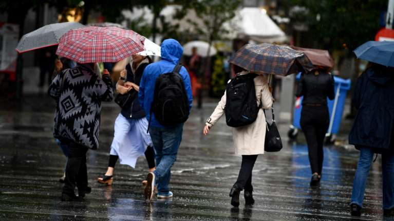 Καιρός: Εκρηκτικό κοκτέιλ με σκόνη, βροχές και καταιγίδες - Πού θα χιονίσει αν και Απρίλιος