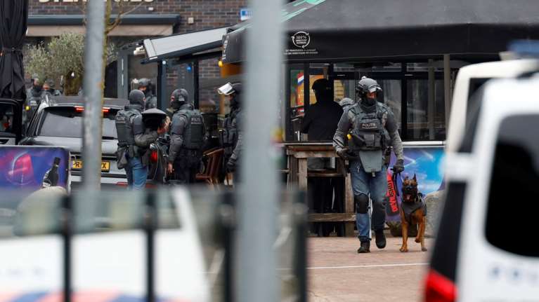 Ολλανδία: Γνωστός στις αρχές ο άνθρωπος που κρατούσε ομήρους σε καφέ-μπαρ - Το χρονικό της ομηρίας